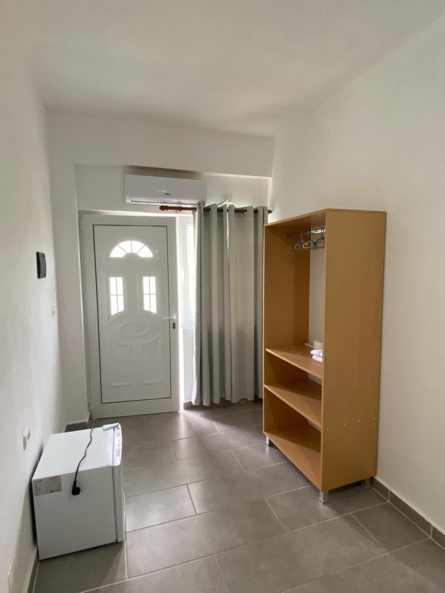 Eleni'S Holiday Rooms Himare Exterior photo
