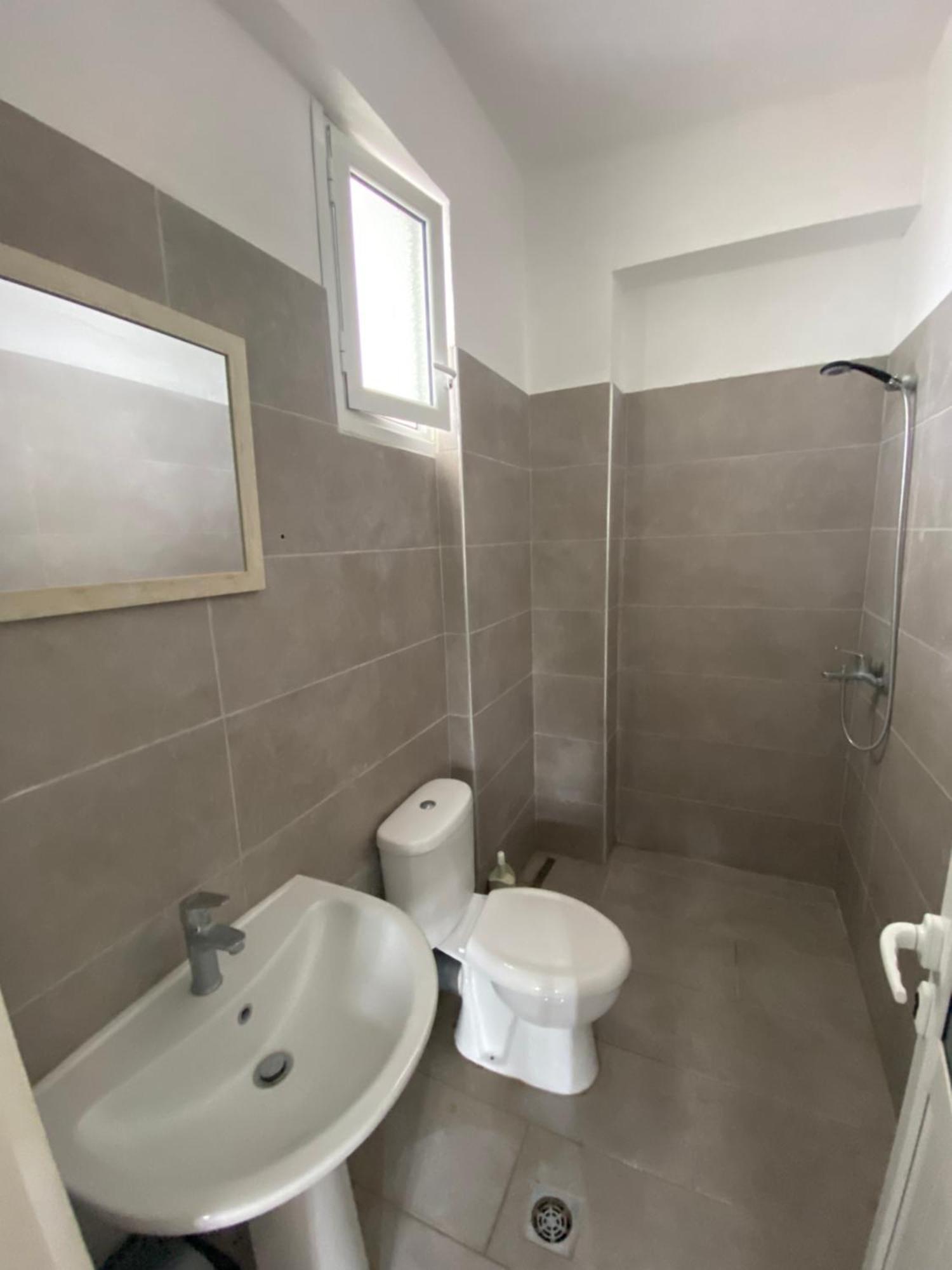 Eleni'S Holiday Rooms Himare Exterior photo
