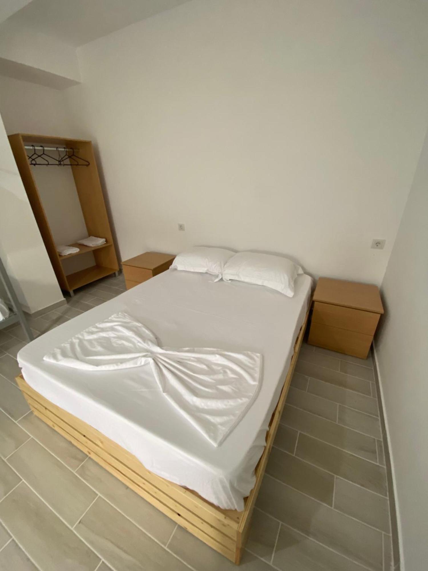Eleni'S Holiday Rooms Himare Exterior photo